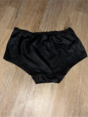BLACK FAUX LEATHER BOOTY 🍑 SHORTS SIZE SMALL 💥NEVER WORN💥